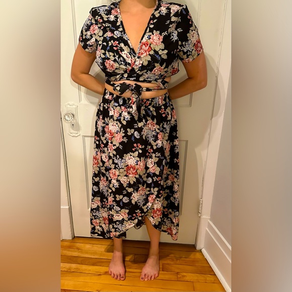 Cute summery two piece 🌞🌞 - Picture 2 of 3